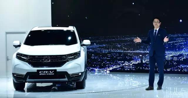 作為全球最暢銷的SUV， CR-V創(chuàng)造了無數(shù)個奇跡。撇開全球不說，從2004年CR-V被引進到中國市場以來，就開拓了城市SUV市場，開啟了國內(nèi)高品質(zhì)SUV生活潮流。進取之路永不停止，就在此次上海車展期間，東風本田CR-V也終于迎來了全新?lián)Q代，實現(xiàn)了從內(nèi)到外的全面革新。
