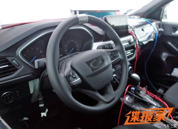 年內上市 國產全新?？怂箖蕊椪櫿帐灼? />
</p>
<p>
	從諜照來看，新?？怂共捎昧艘豢铒L格與現款車型相似的三輻式多功能方向盤，變化均發(fā)生在細微處，如按鈕布局和飾條造型等。與此同時，新車的儀表盤取消了雙炮筒式設計，但內部的布局依然與現款車型相類似。
</p>
<p style=